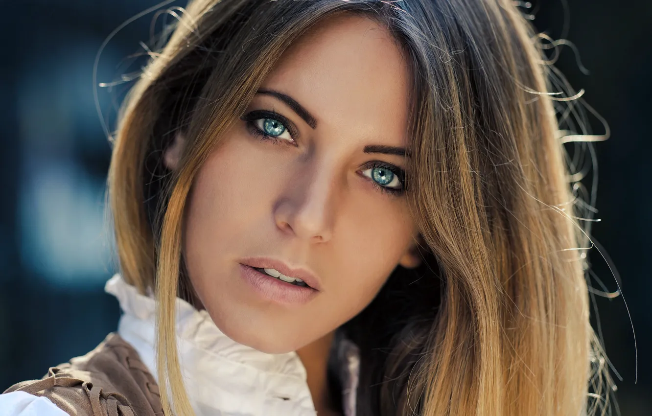 Фото обои girl, long hair, photo, photographer, blue eyes, model, beauty, lips