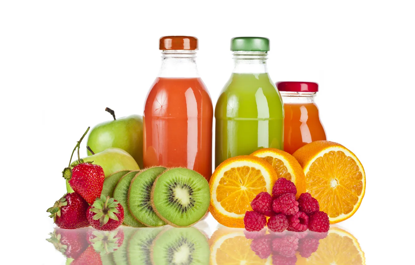 Фото обои отражение, малина, апельсины, киви, клубника, натуральный сок, бутылочки
