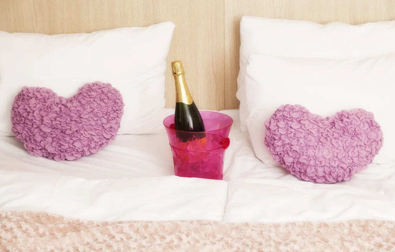 Фото обои бутылка, кровать, лёд, подушки, ведро, постель, сердечки, шампанское
