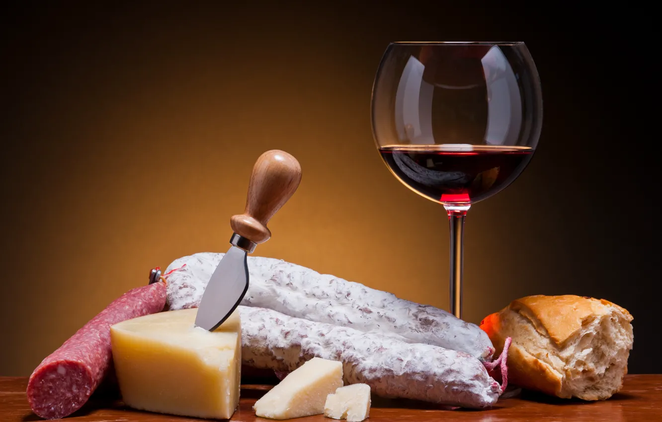 Фото обои стол, фон, вино, бокал, сыр, хлеб, нож, колбаса