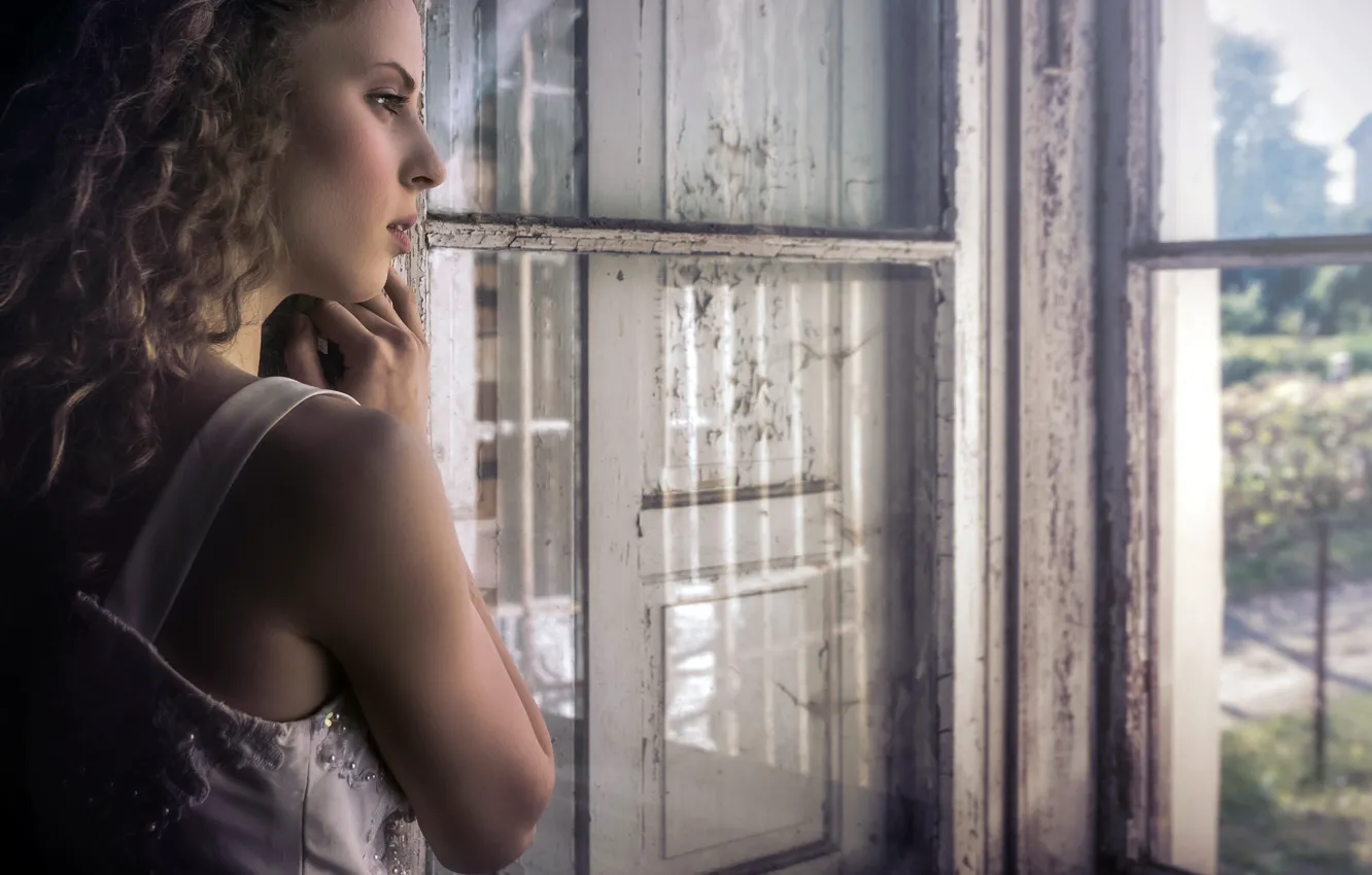 Фото обои девушка, окно, Karina Bratkowska