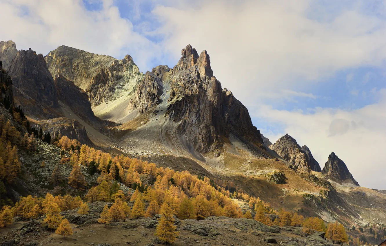 Фото обои осень, небо, облака, деревья, горы, скалы, склон