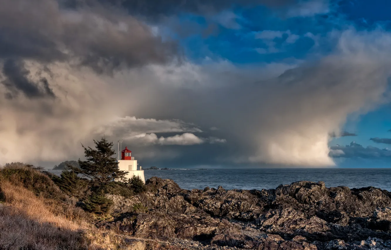 Фото обои море, тучи, камни, побережье, маяк, горизонт, Канада, Ucluelet