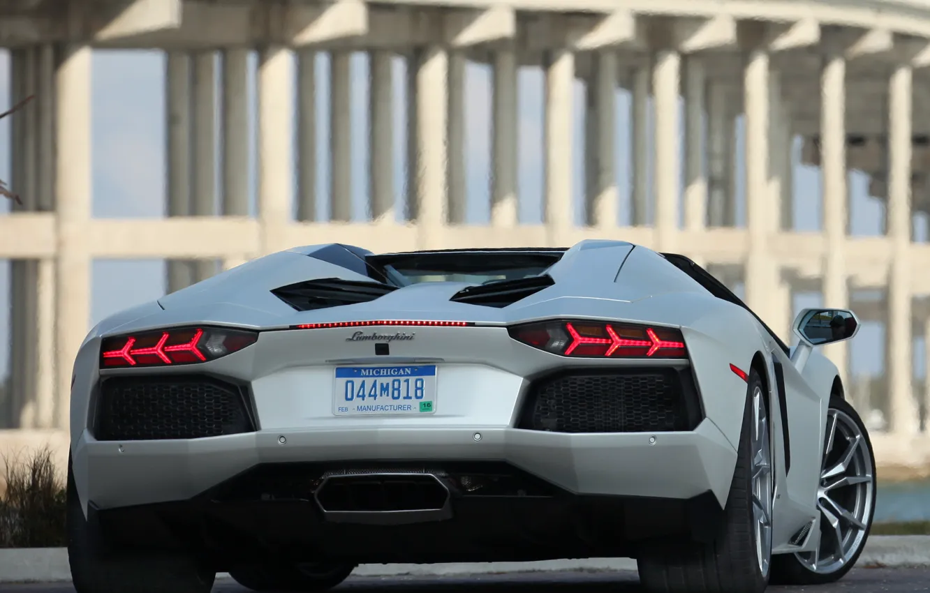 Фото обои white, roadster, задок, LP700-4, ламборгини, авентадор, Lamborghini Aventador