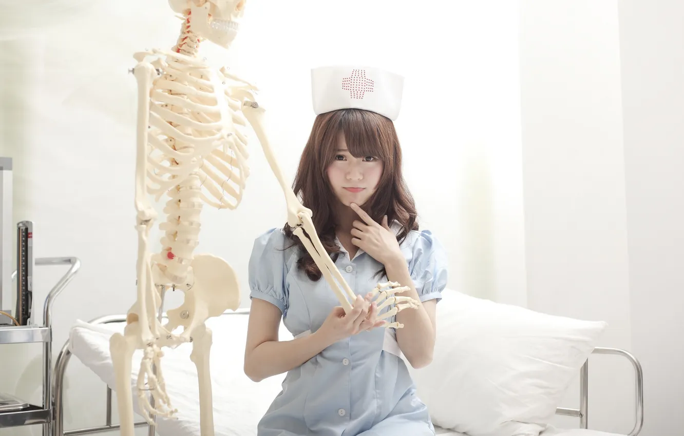 Фото обои девушка, лицо, волосы, скелет, форма, больница