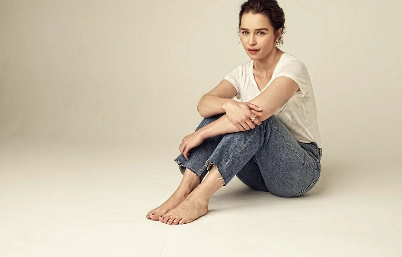 Фото обои джинсы, босиком, актриса, футболка, красивая, Emilia Clarke, Эмилия Кларк