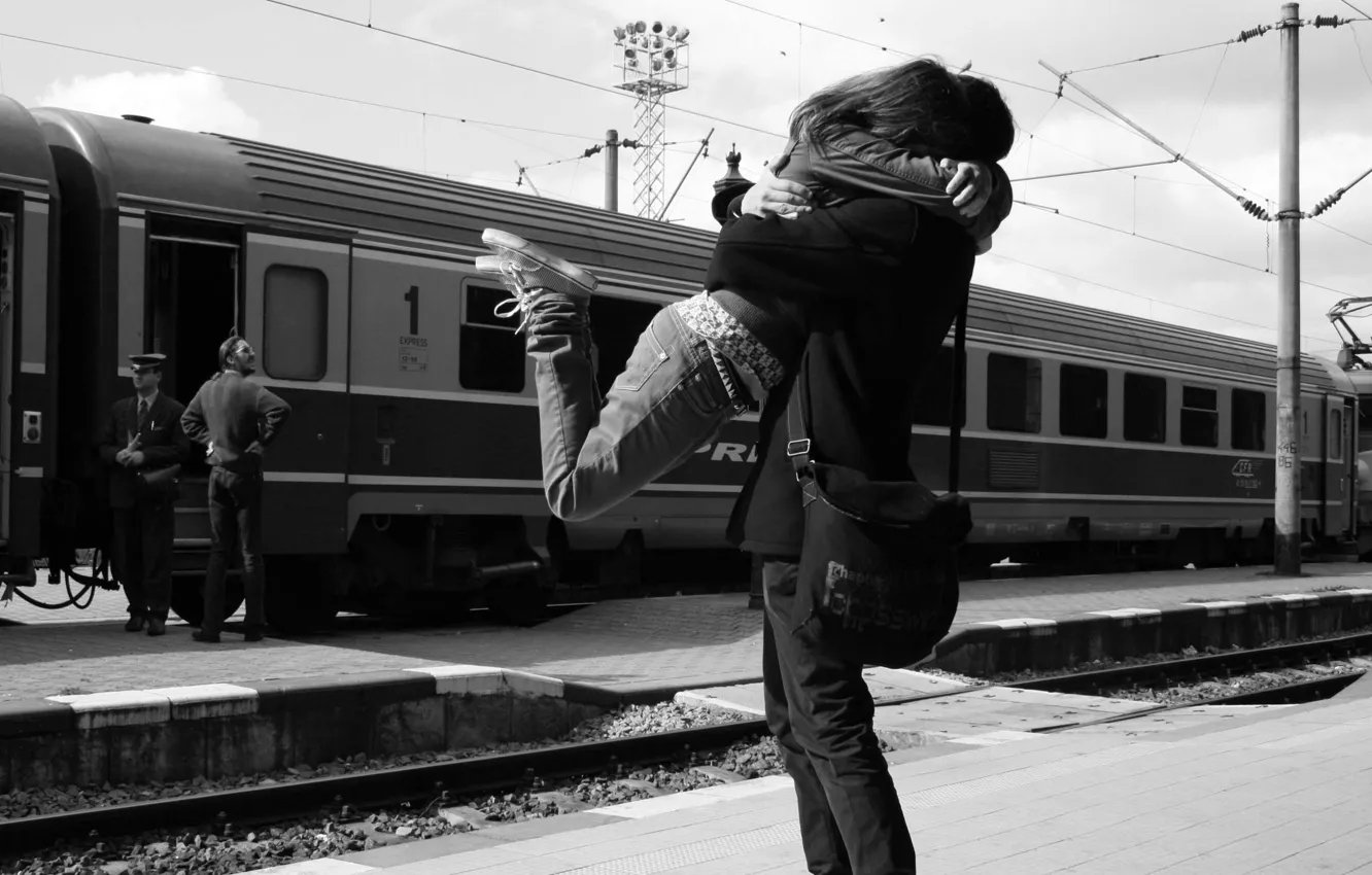 Фото обои любовь, поезд, объятья