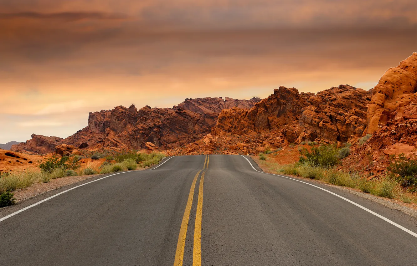 Фото обои дорога, небо, облака, камни, пустыня, шоссе, США, Невада