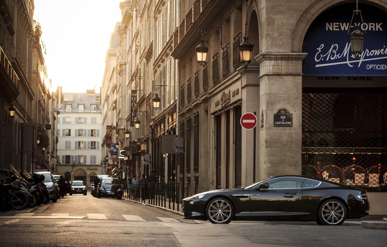 Фото обои Aston Martin, улица, здания, Вираж, вид сбоку, Астон Мартин, Virage