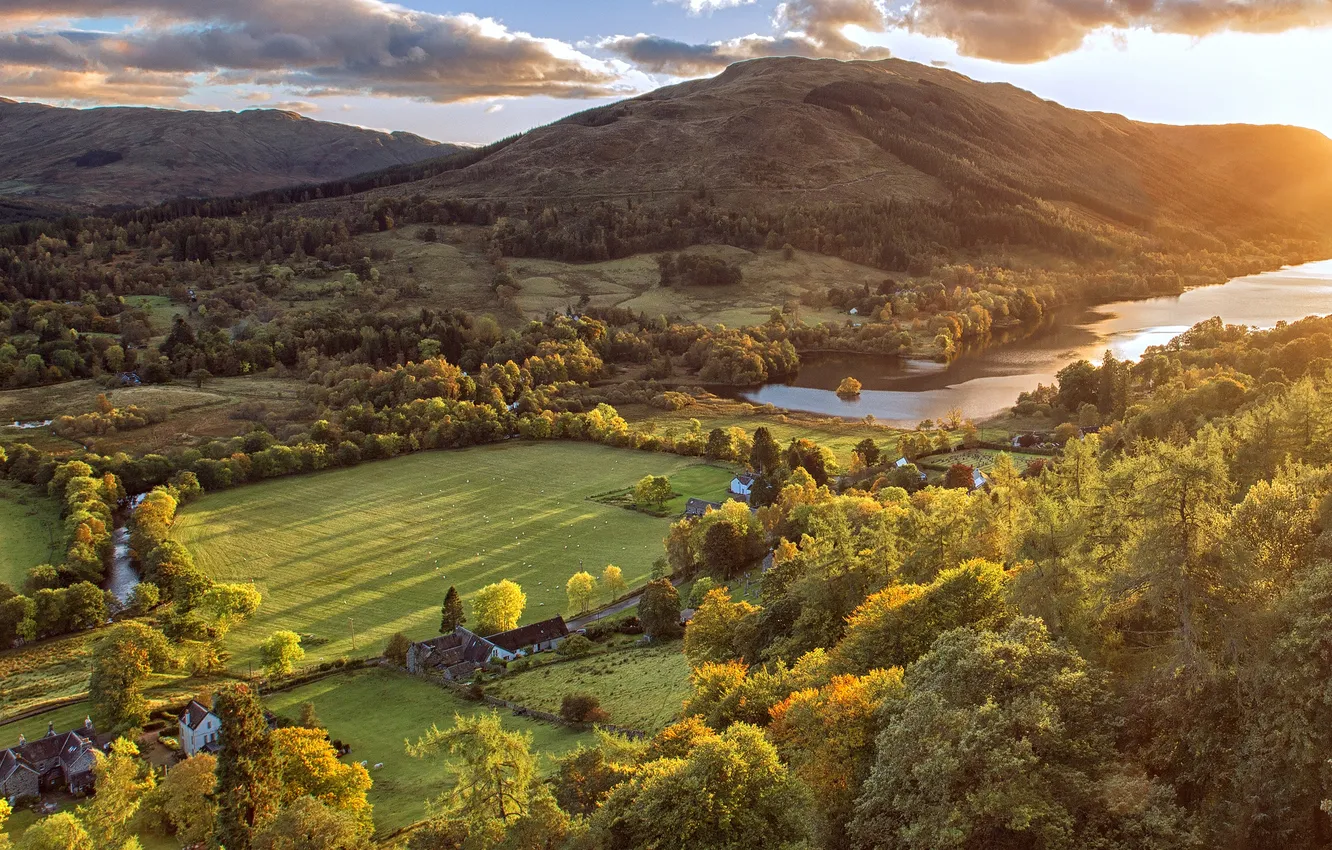 Фото обои солнце, облака, деревья, горы, река, поля, Шотландия, домики