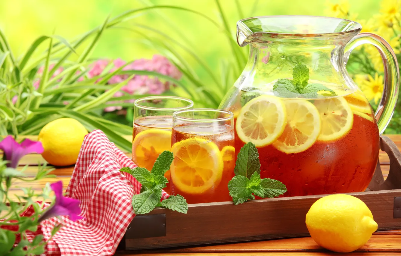 Фото обои зелень, цветы, стол, лимон, чай, стаканы, холодный, напиток