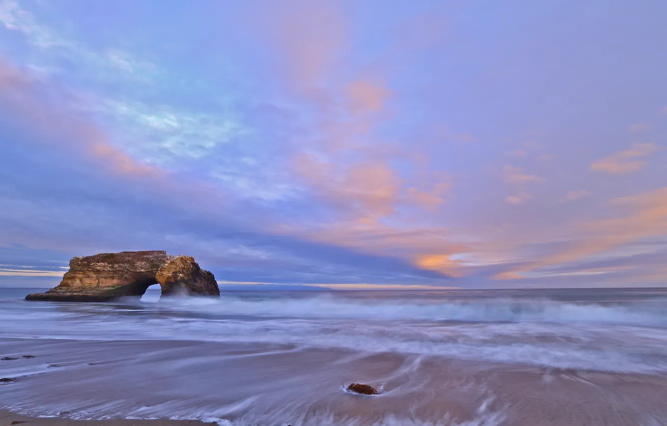 Фото обои песок, небо, облака, скала, берег, вечер, Калифорния, прибой