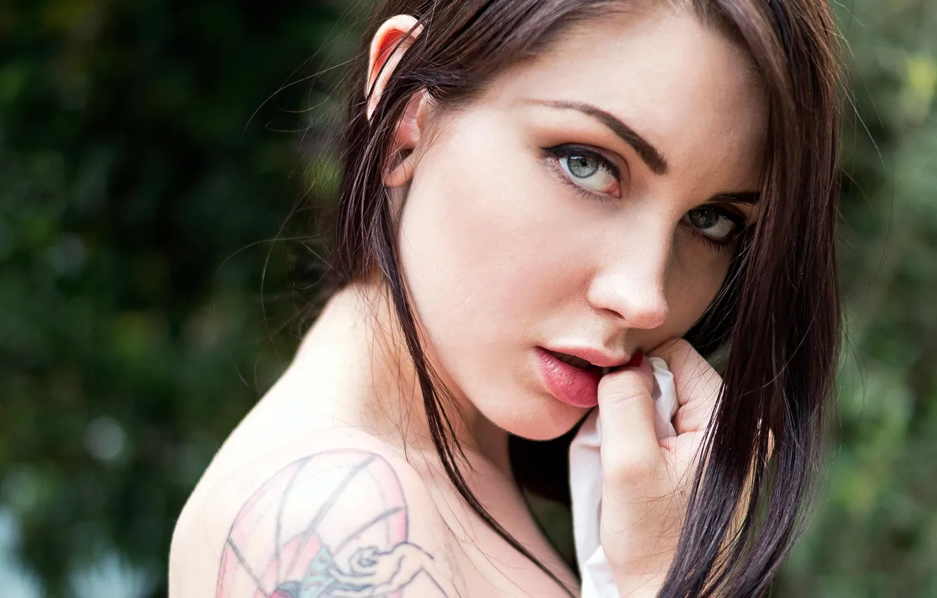 Фото обои girl, blue eyes, model, tattoo, brunette, portrait, closeup, finger on lips