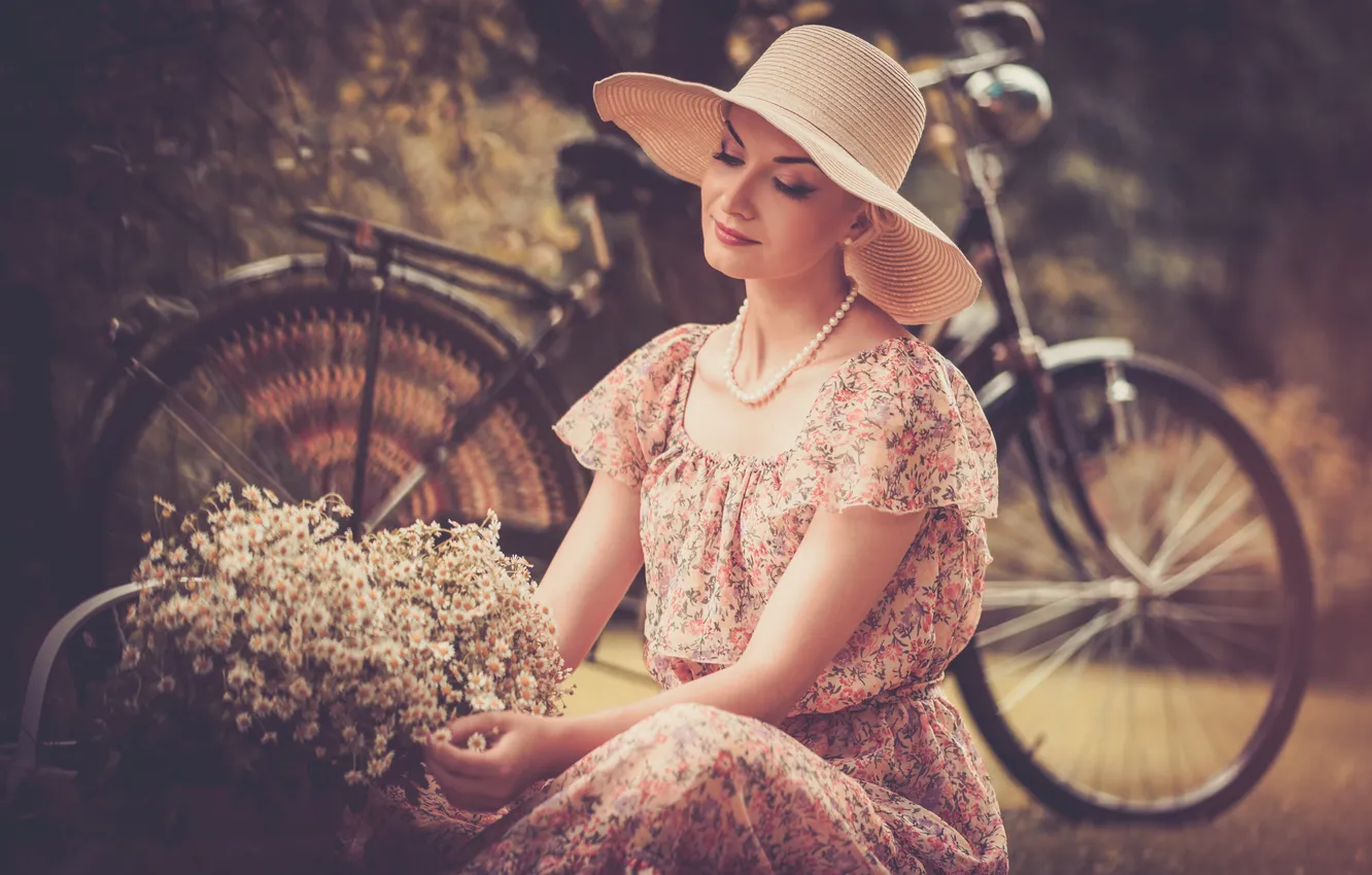 Фото обои девушка, цветы, велосипед, ретро, бусы, шляпка