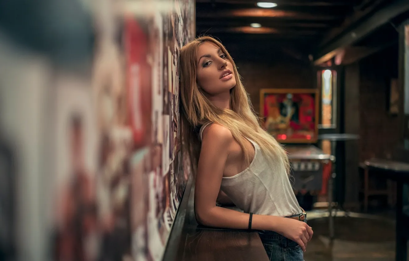 Фото обои взгляд, девушка, поза, комната, стена, джинсы, макияж, майка