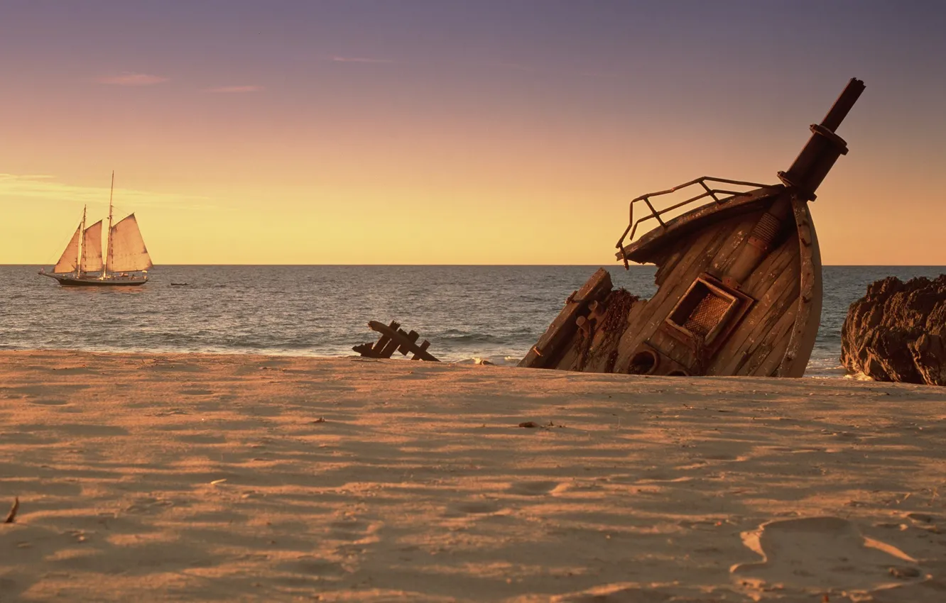 Фото обои песок, море, побережье, парусник, корабли, останки, валун