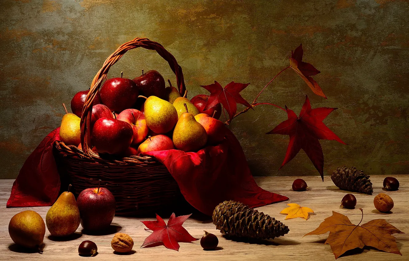 Фото обои осень, листья, стол, корзина, яблоки, фрукты, шишки, груши