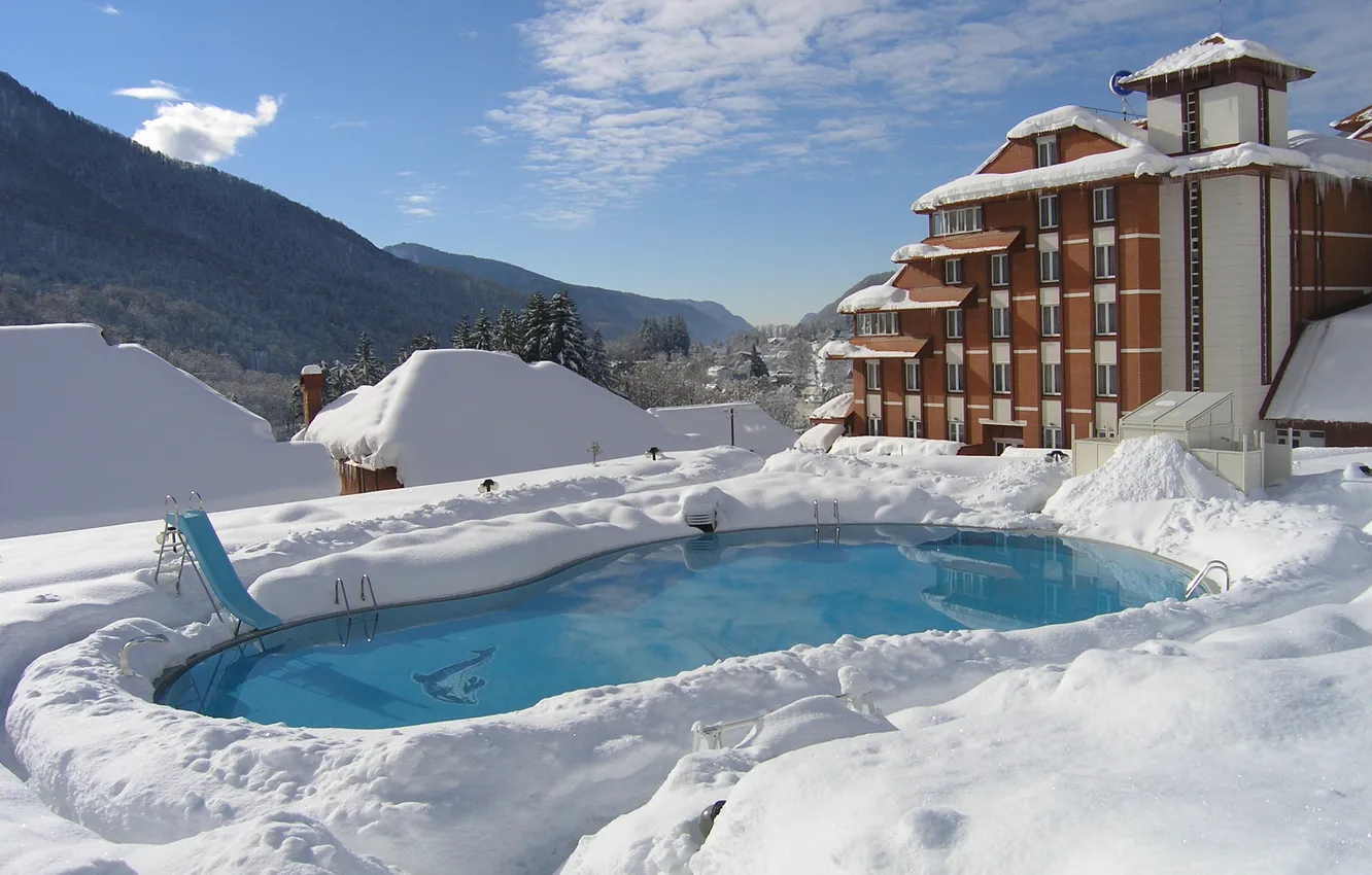 Фото обои снег, горы, дом, бассейн, красная поляна