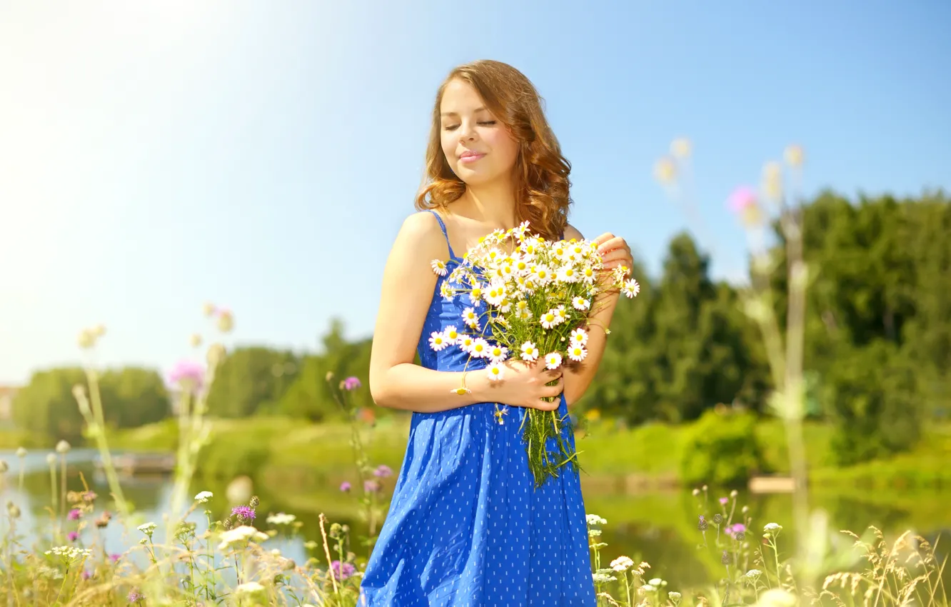 Фото обои лето, девушка, солнце, деревья, цветы, природа, река, поляна