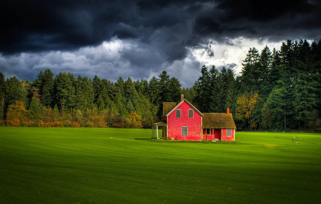 Фото обои поле, лес, небо, красный, тучи, дом, Канада, ферма