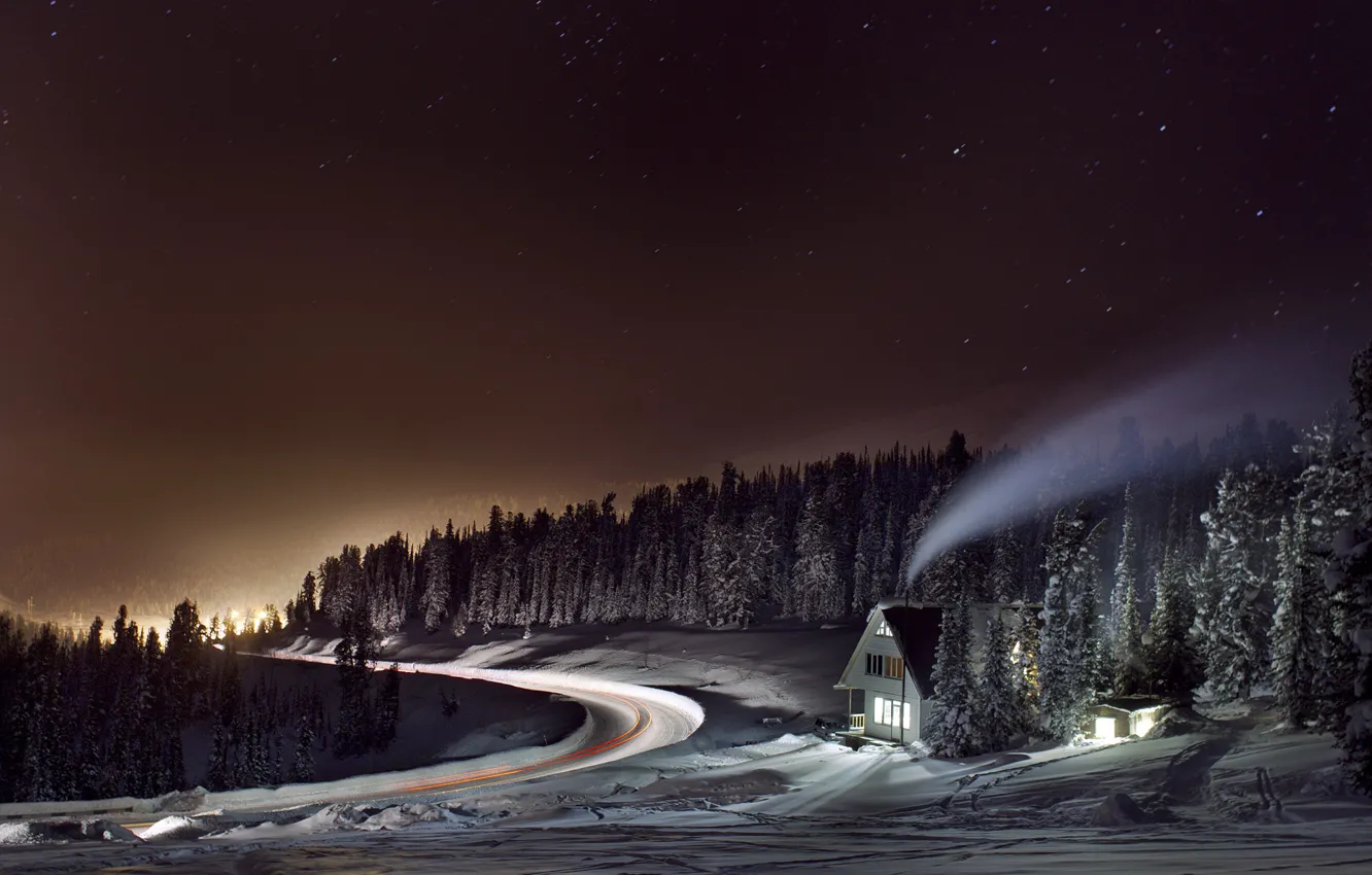 Фото обои зима, дорога, лес, свет, ночь, дом, дым