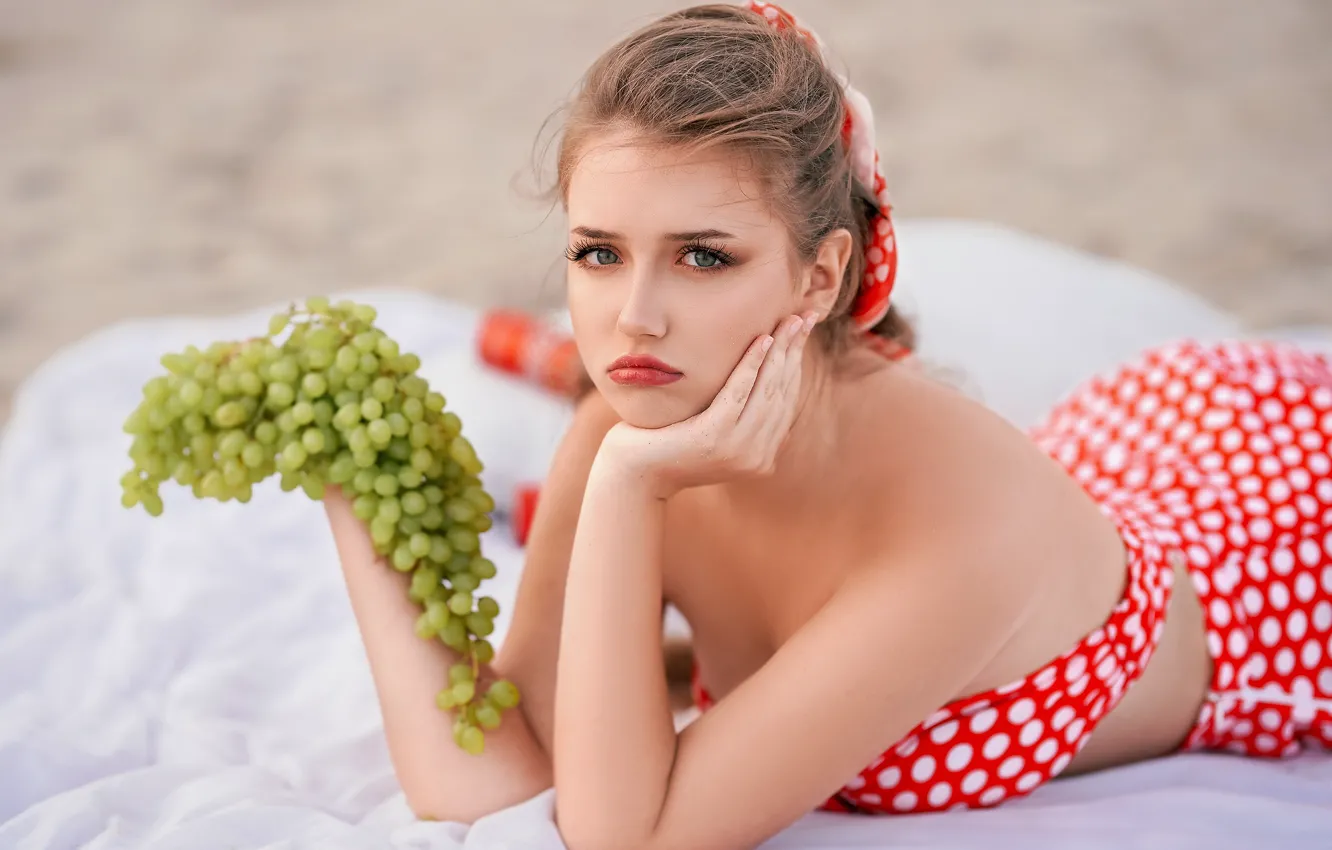 Фото обои девушка, ягоды, виноград, гроздь, плечи, лиф, русая, Photographyzp Yana