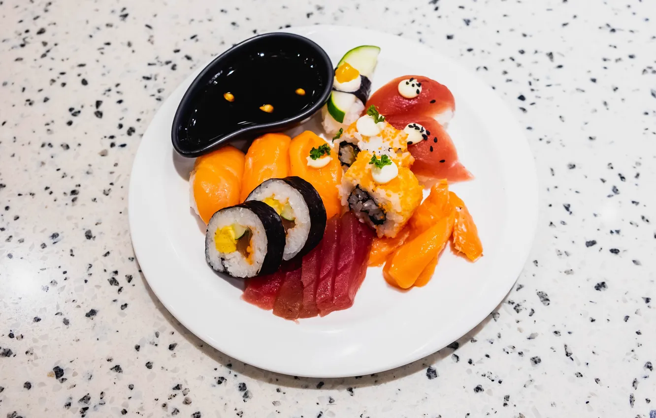 Фото обои тарелка, рис, соус, суши