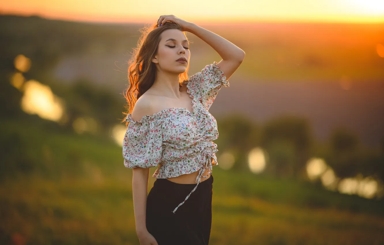 Фото обои девушка, поза, руки, блузка, длинные волосы, закрытые глаза, Александр Пархоменко, Валерия Степанова