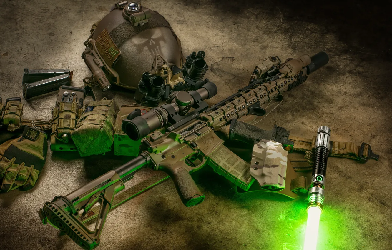 Фото обои пистолет, луч, фонарик, винтовка, каска, штурмовая, AR-15, полуавтоматическое