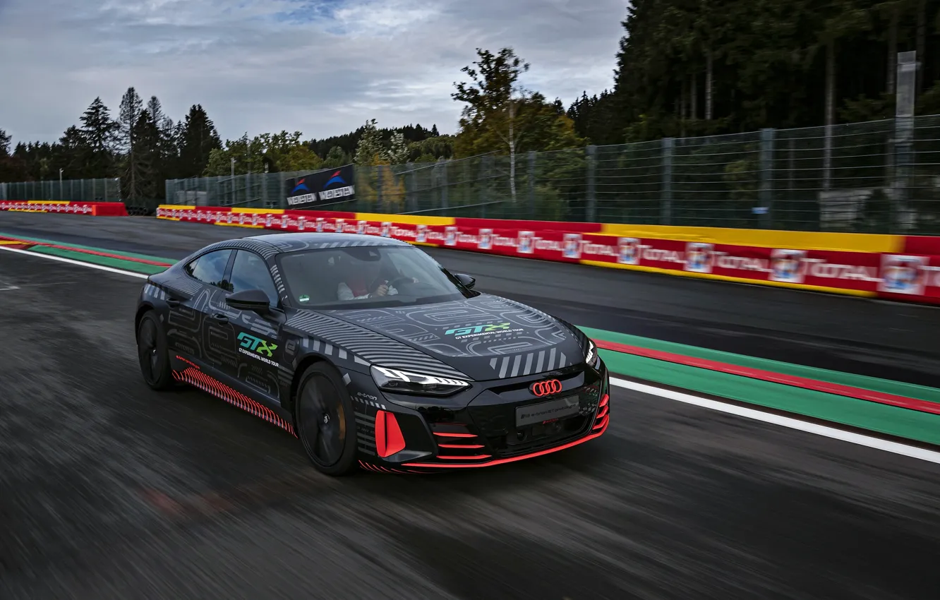 Фото обои движение, Audi, купе, трек, 2020, RS e-Tron GT Prototype