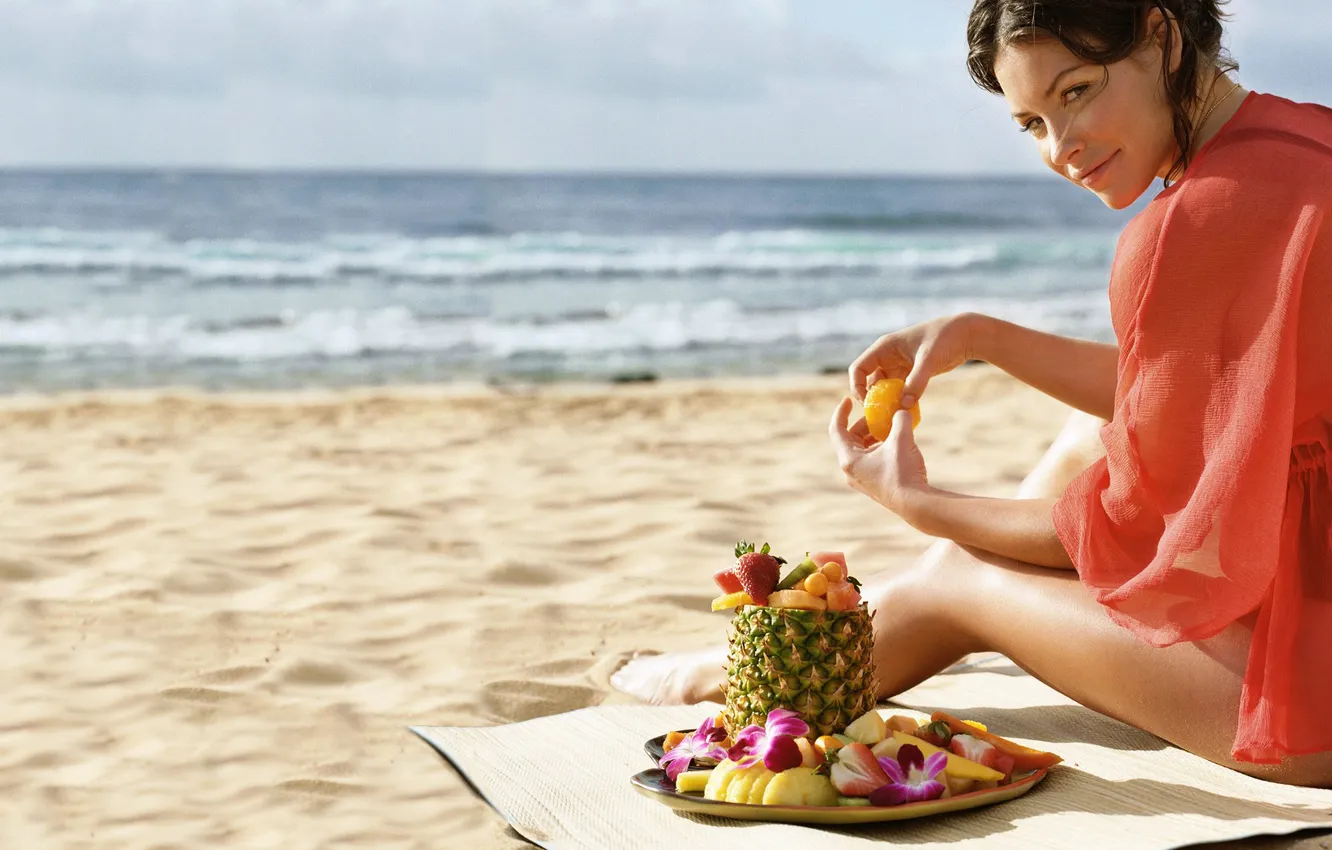Фото обои Evangeline Lilly, beach, fruit, strawberry, pineapple, melons, Art Streiber