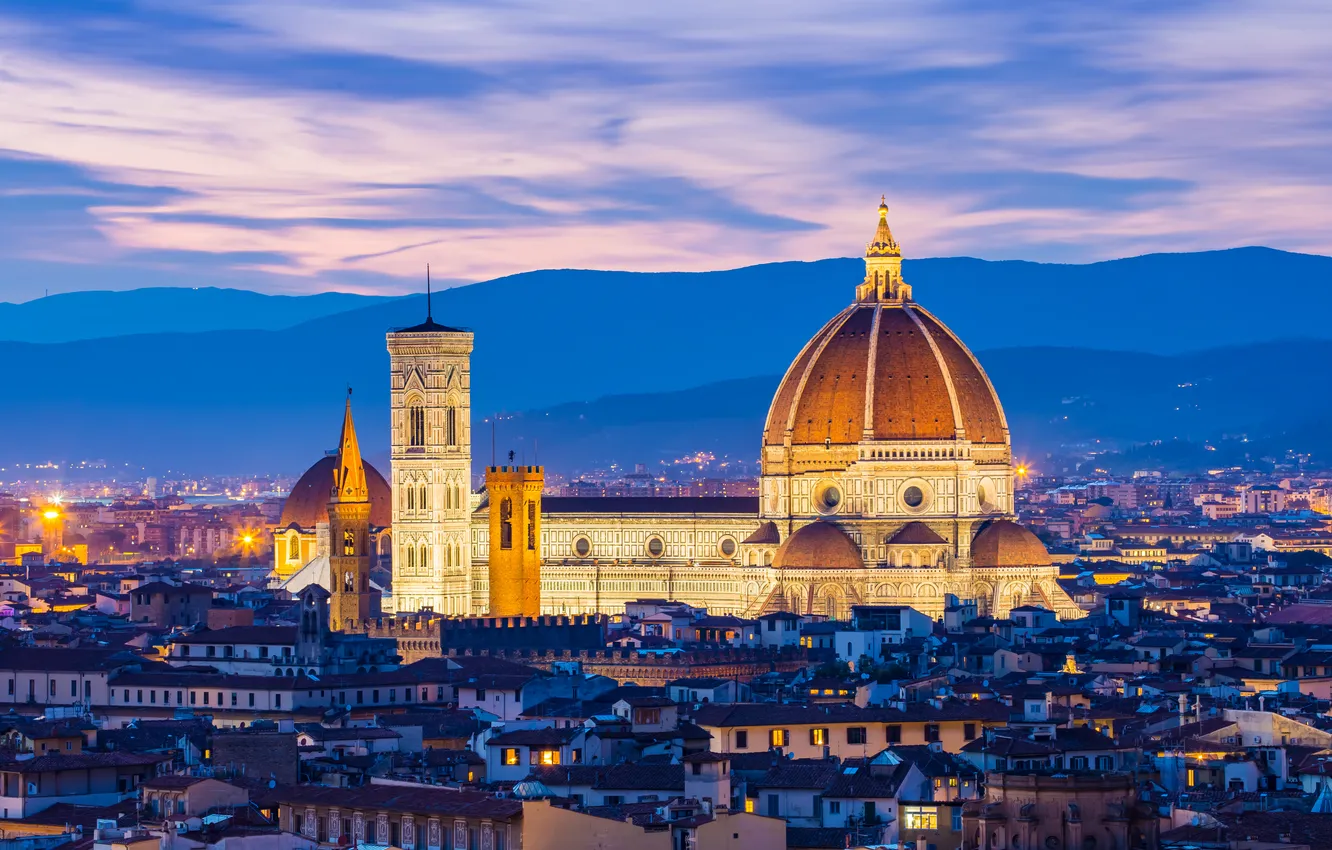 Фото обои крыша, небо, облака, свет, горы, старина, город, синева