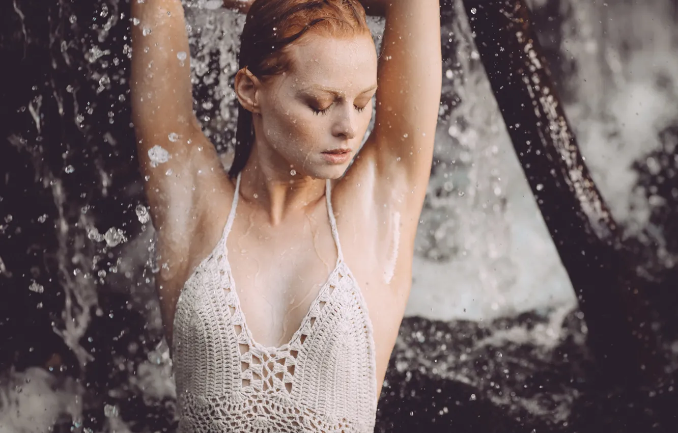 Фото обои девушка, брызги, поза, водопад, руки, David Olkarny