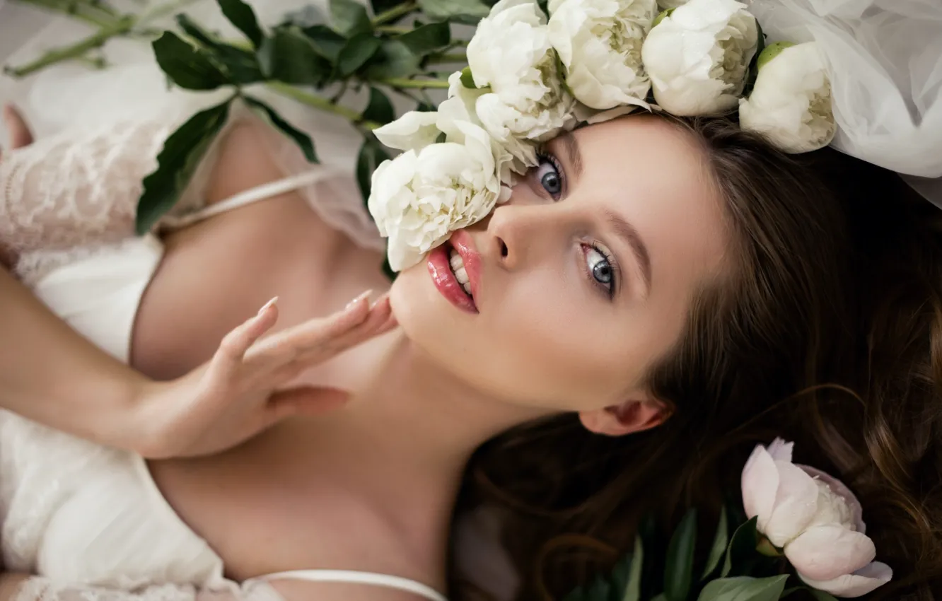 Фото обои взгляд, девушка, цветы, лицо, рука, декольте, пионы, Наталия Мужецкая