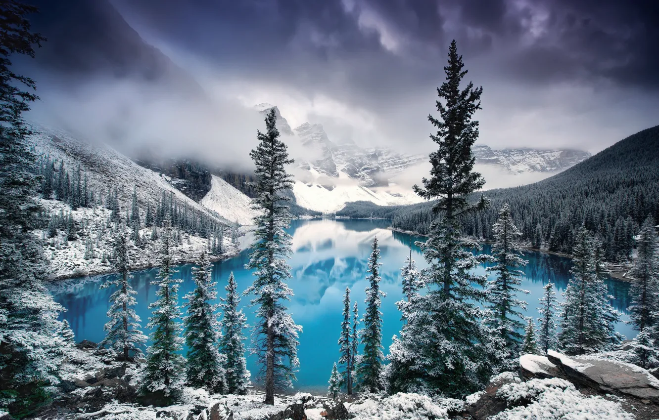 Фото обои зима, облака, снег, деревья, горы, тучи, туман, озеро