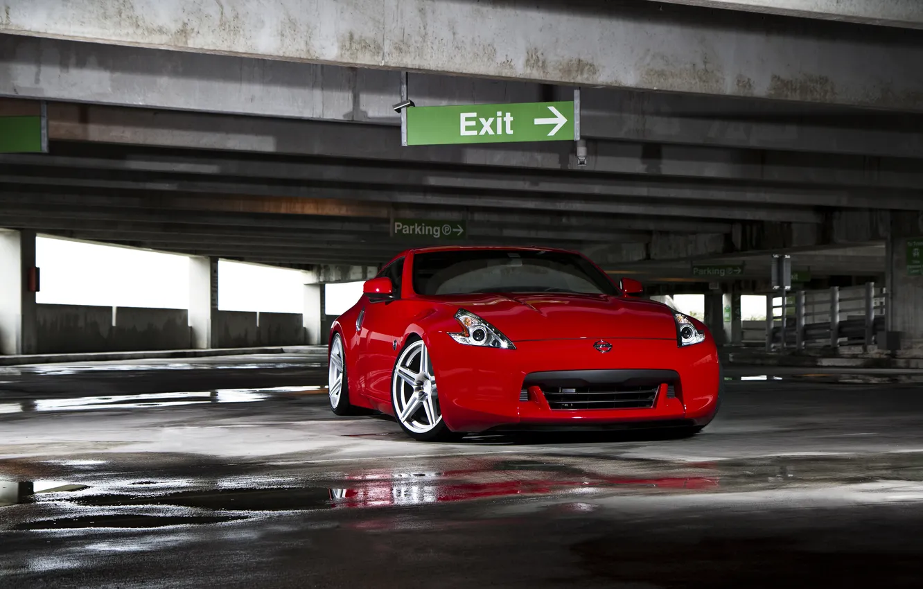 Фото обои красный, лужа, стоянка, парковка, red, Nissan, ниссан, parking
