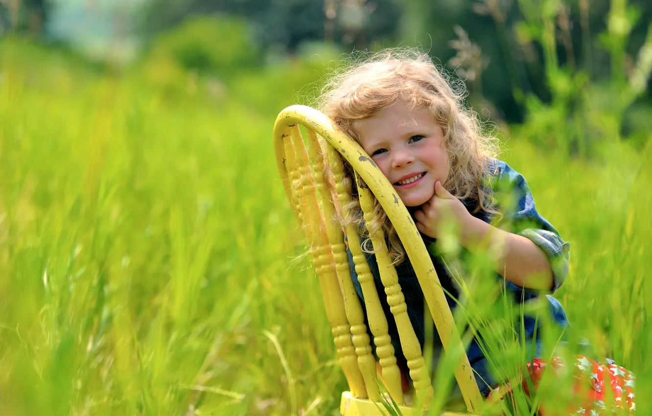 Фото обои зелень, трава, природа, улыбка, стул, девочка, ребёнок