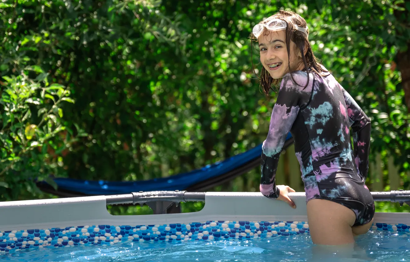 Фото обои girl, summer, pool, little, playing, swimming