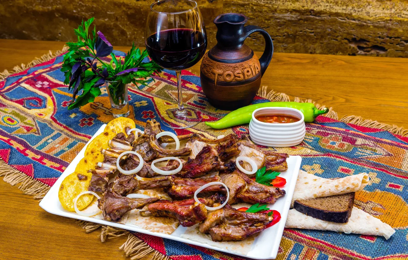 Фото обои зелень, вино, лук, хлеб, мясо, соус