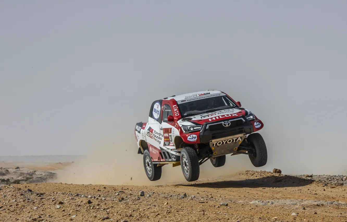 Фото обои пустыня, пыль, Toyota, пикап, Hilux, в прыжке, 2020, Rally Dakar