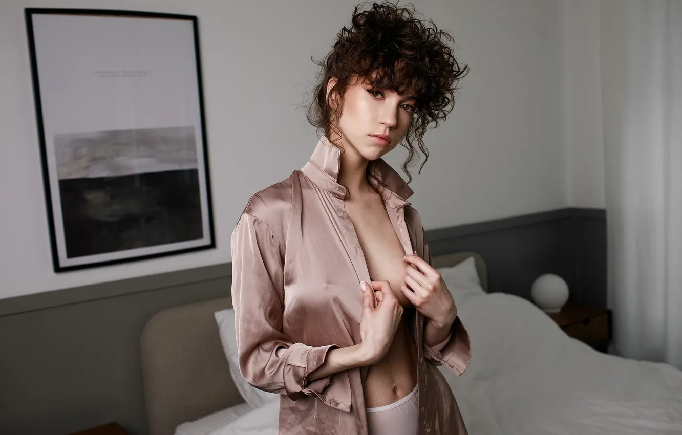 Фото обои взгляд, девушка, поза, руки, блузка, кудри, Игорь Куприянов, Оля Астер