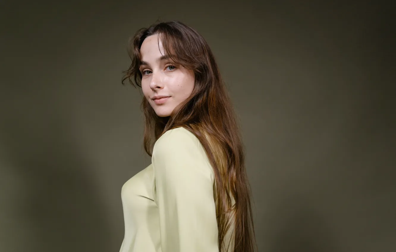 Фото обои взгляд, улыбка, усталость, smile, look, fatigue, милая шатенка, cute brown-haired woman