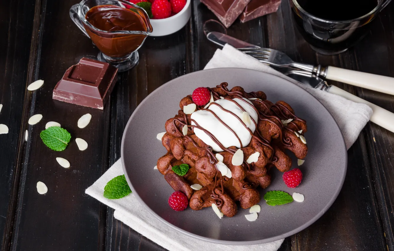 Фото обои ягоды, малина, шоколад, завтрак, сливки, вафли, шоколадные, взбитые