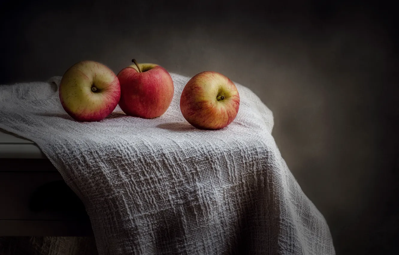 Фото обои макро, фон, яблоки, три яблока