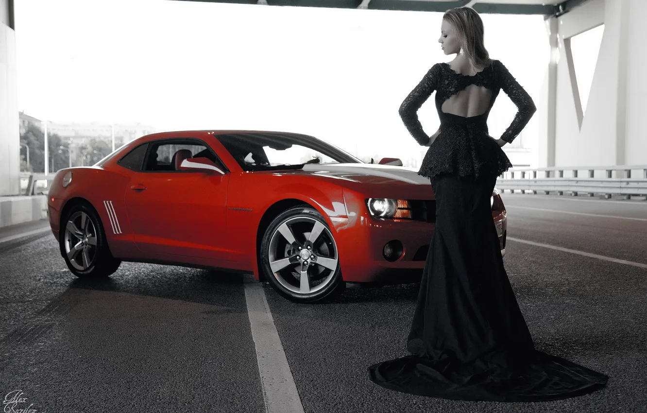 Фото обои девушка, фокус, Chevrolet, фигура, платье, ч/б, Camaro, вырез