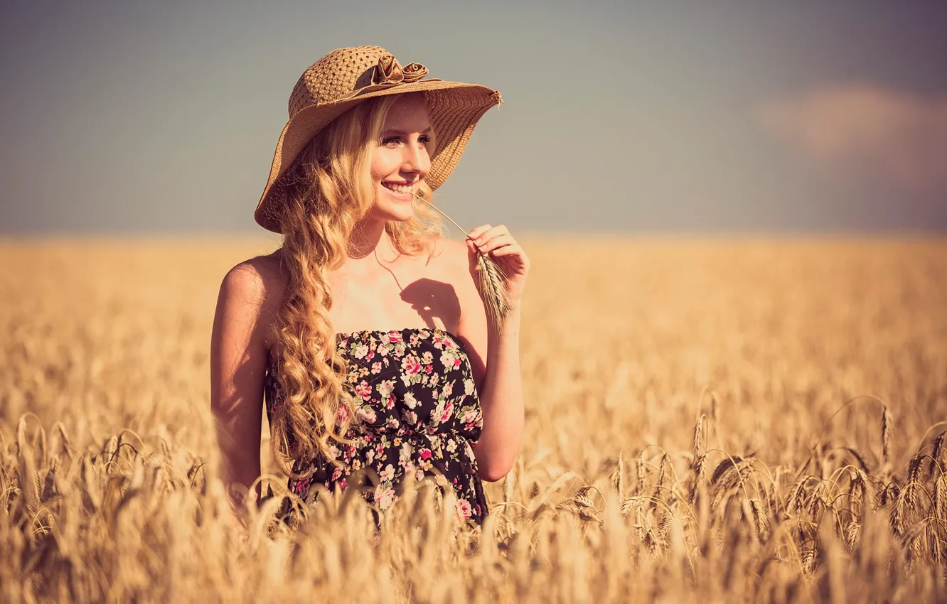 Фото обои пшеница, поле, солнце, природа, поза, улыбка, модель, портрет