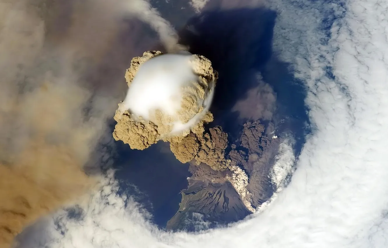 Фото обои облака, дым, вид из космоса, Извержение вулкана