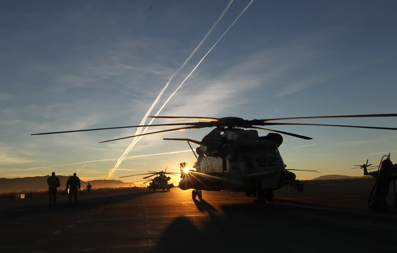 Фото обои закат, люди, вертолеты, аэродром