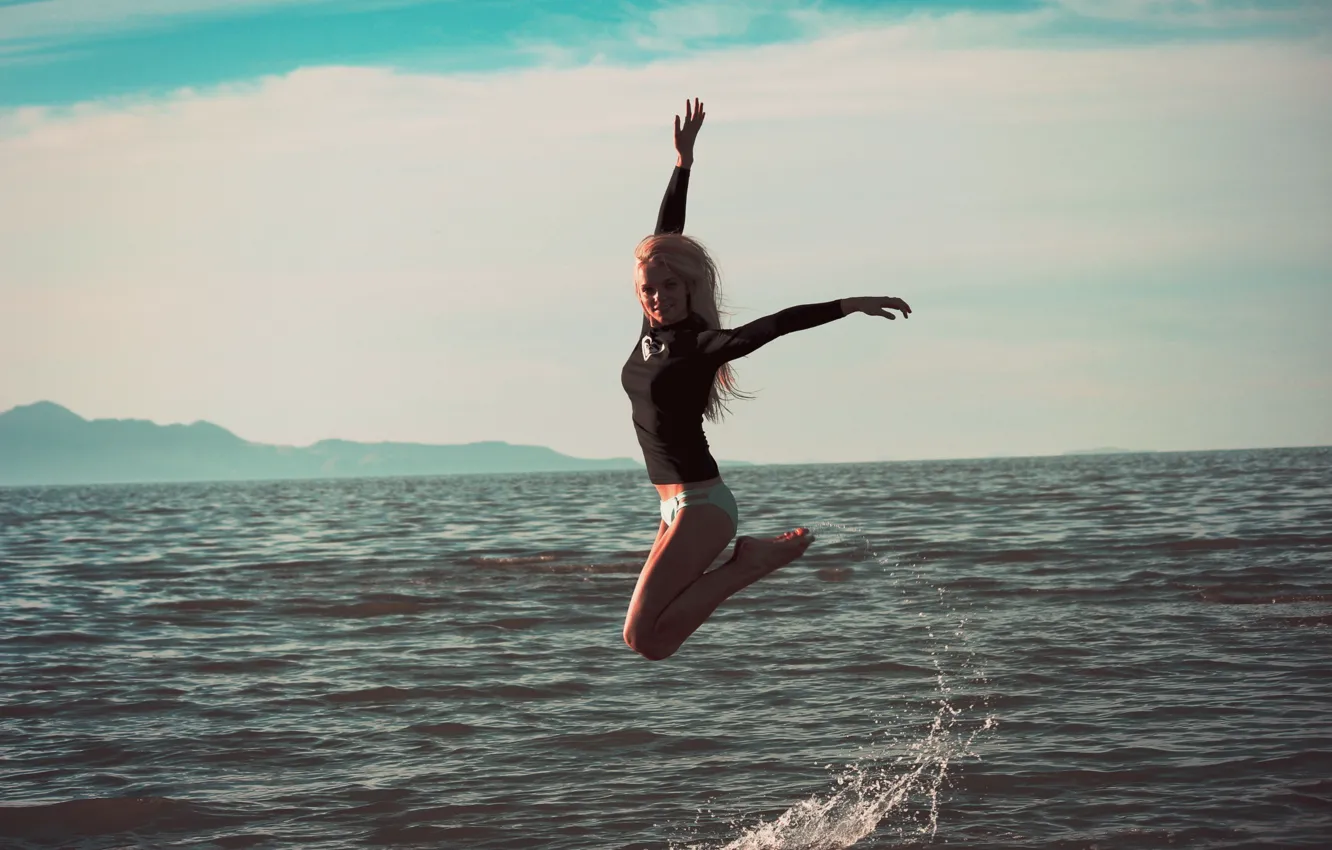 Фото обои море, девушка, брызги, прыжок, фигура