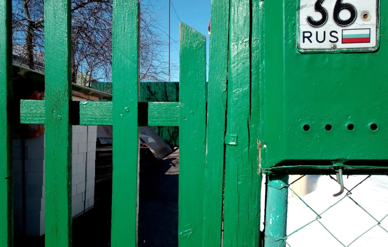 Фото обои забор, дома, дверь, двор